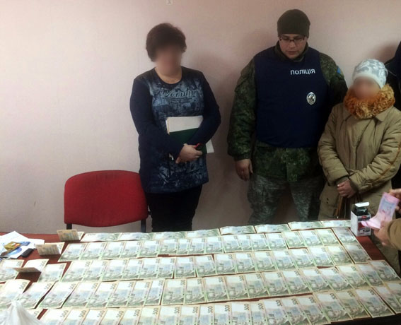 На взятке задержана сотрудница ГУ ГФС в Донецкой области
