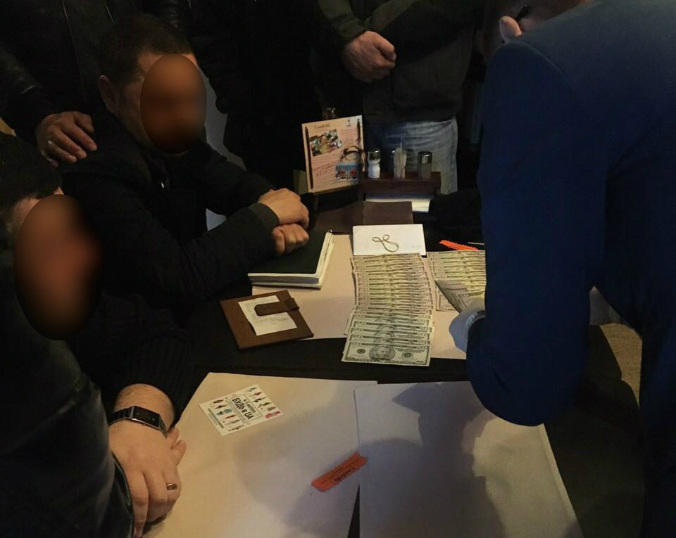 Задержаны экс-полицейские, которые хотели дать взятку прокурору