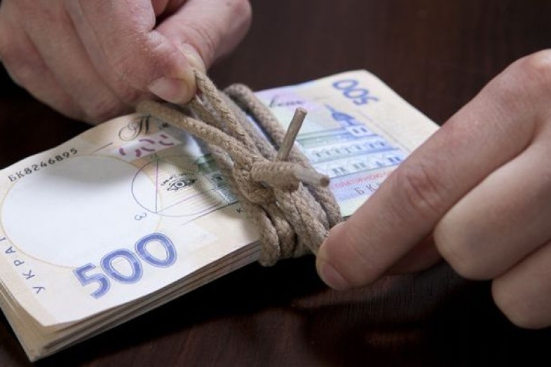 В Украине стали меньше задерживать зарплату