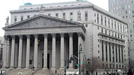 Федеральный окружной суд в Нью-Йорке наложил временный запрет на высылку мигрантов 