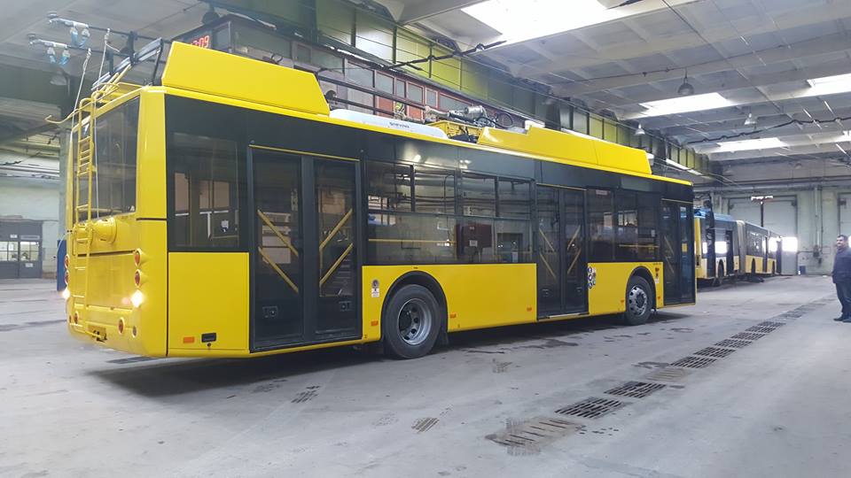 В Киеве появились троллейбусы, которые могут объезжать пробки и обесточенные участки 