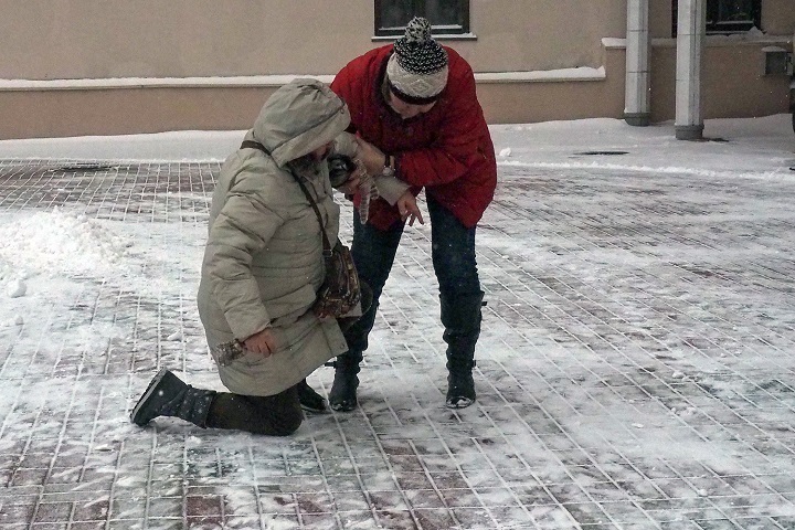 Юридические советы: можно ли получить компенсацию за падение на скользкой дороге?