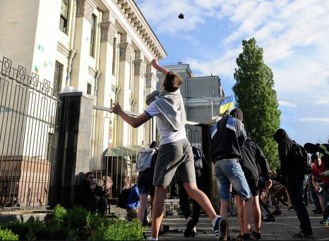 Шестерых украинцев заочно обвинили в нападениях на посольство РФ в Киеве