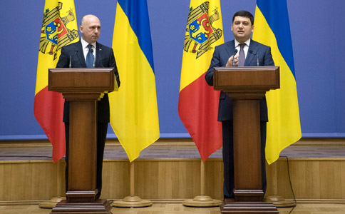 Гройсман подписал Дорожную карту сотрудничества с Молдовой