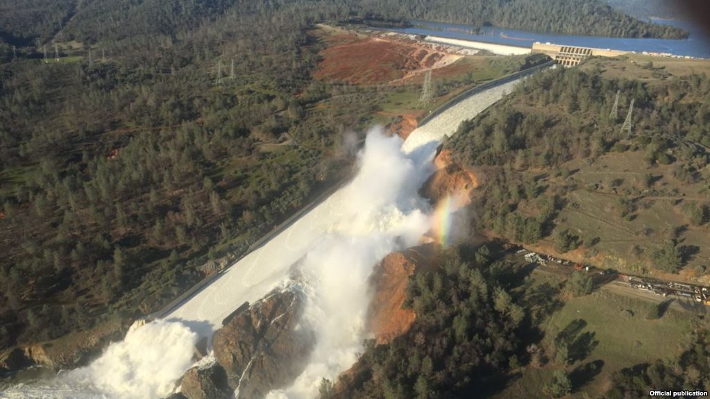 В Калифорнии объявили эвакуацию из-за угрозы прорыва плотины