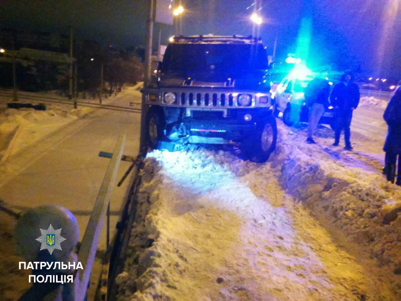 В Ровно задержали нетрезвую 16-летнюю девушку, угнавшую Hummer и устроившую ДТП