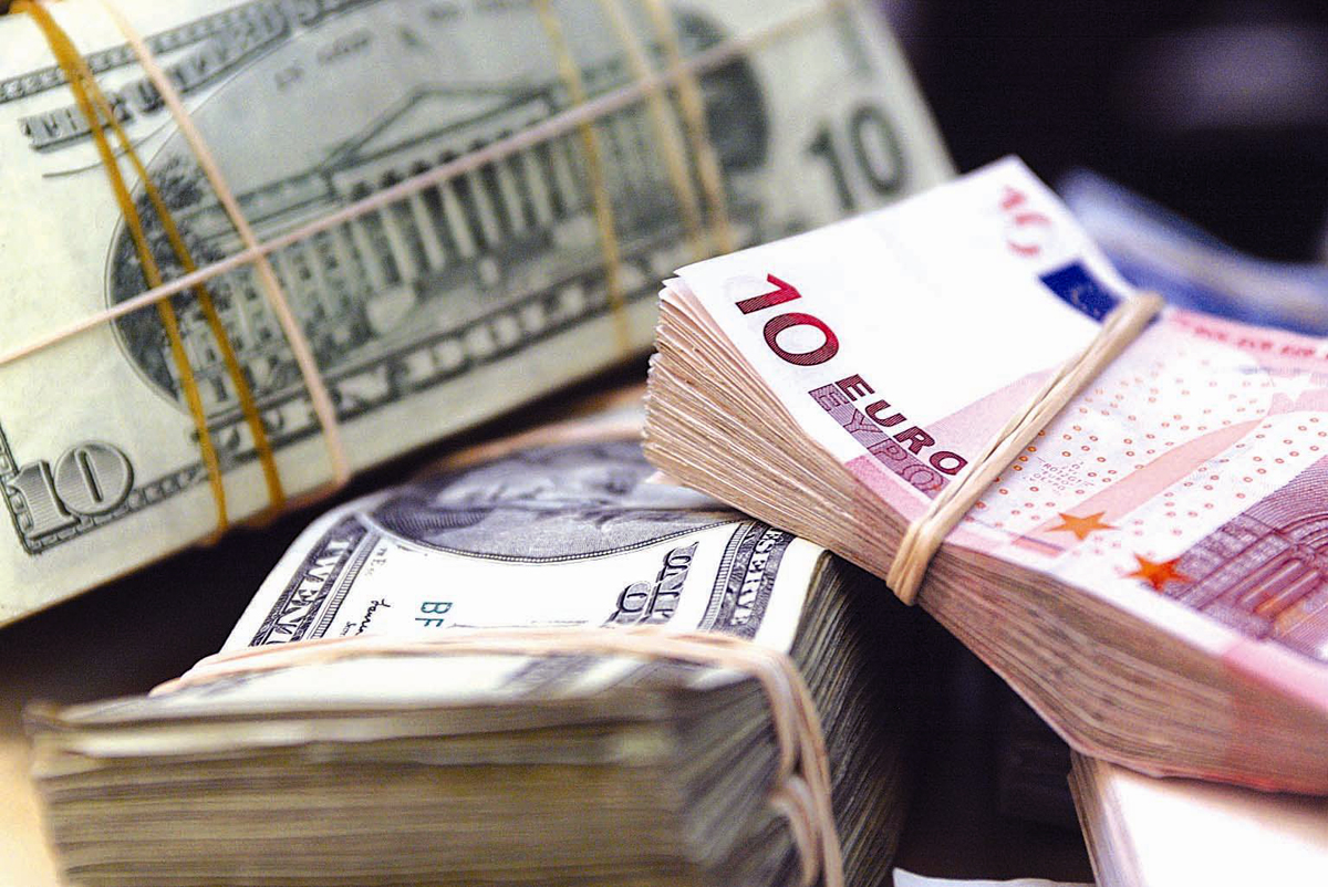 В Киеве двое мужчин пытались продать 50 тыс. поддельных долларов