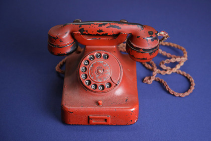 Красный телефон Гитлера продали на аукционе