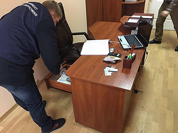 Директор коммунального предприятия на Днепропетровщине разоблачен во взяточничестве