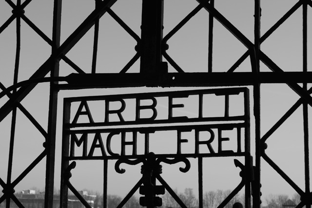 Украденные два года назад ворота концлагеря с надписью «Arbeit macht frei» возвращены в Дахау