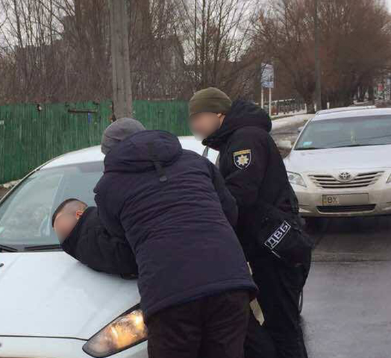 Оперативник на Хмельнитчине за вымышленную кражу требовал взятку с местного жителя