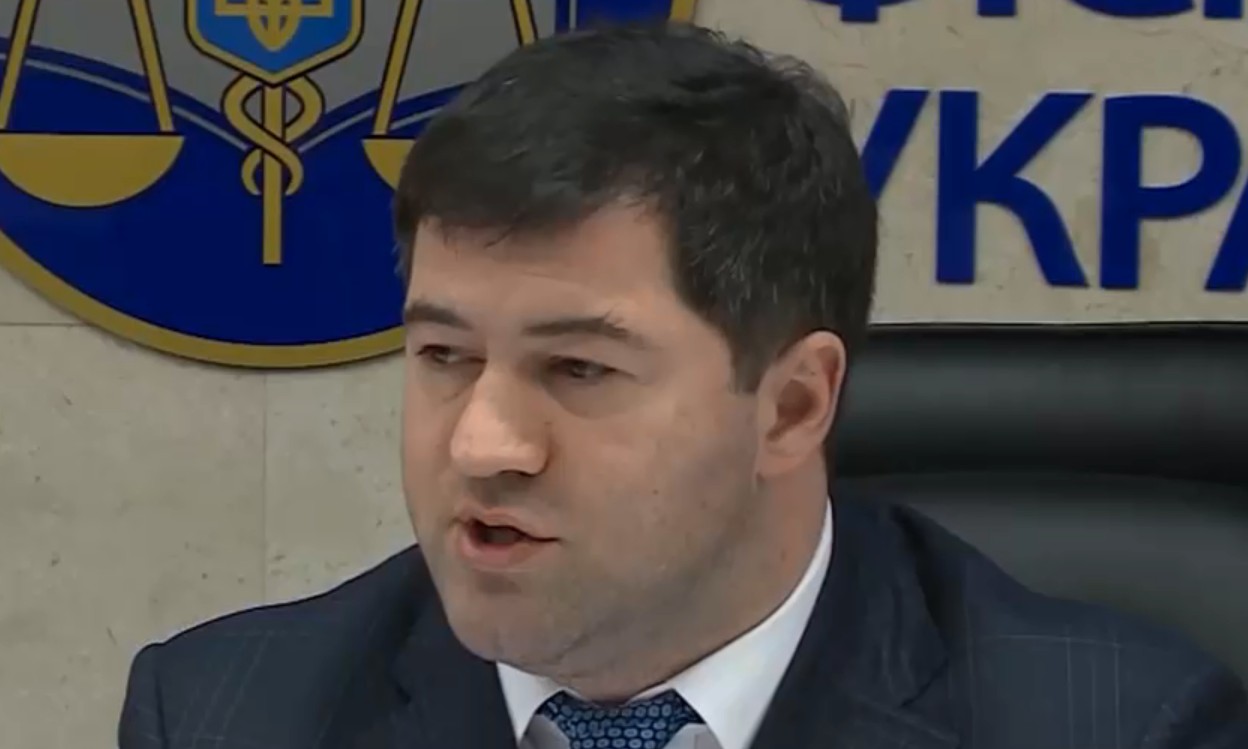 Суд оставил отстраненного главу ГФС Р. Насирова под стражей