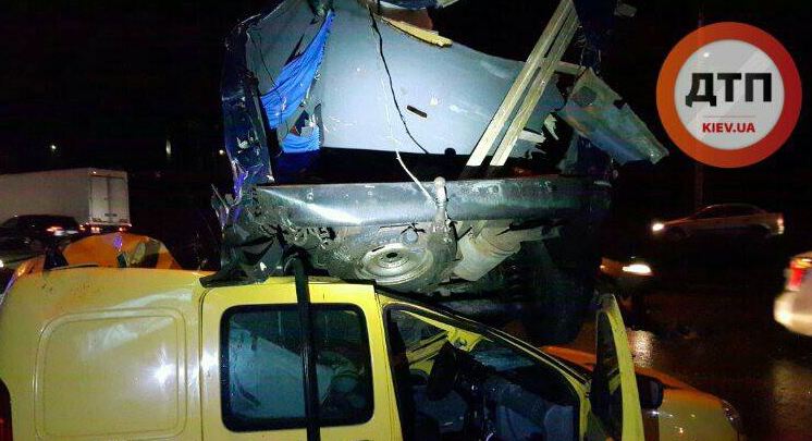 Смертельное ДТП в Киеве: водитель приземлился на крышу встречного автомобиля