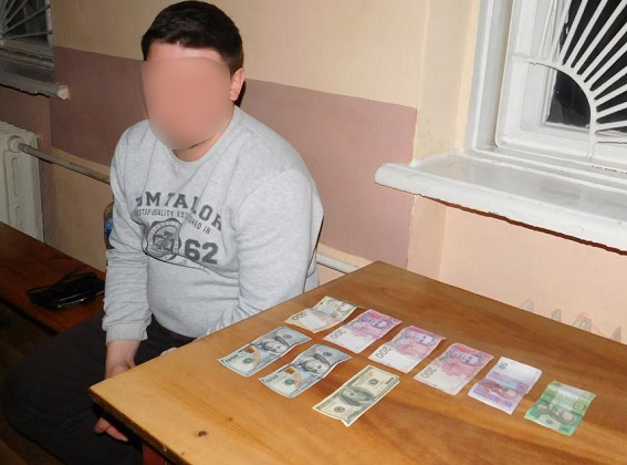 В Донецкой области мужчина пытался подкупить участкового офицера