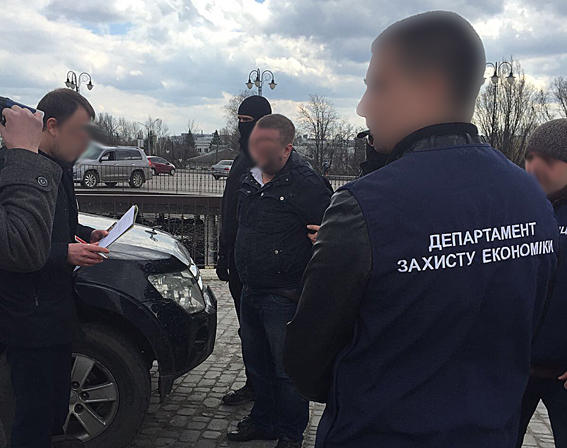 Полиция задержала на 100-тысячной взятке харьковских чиновников