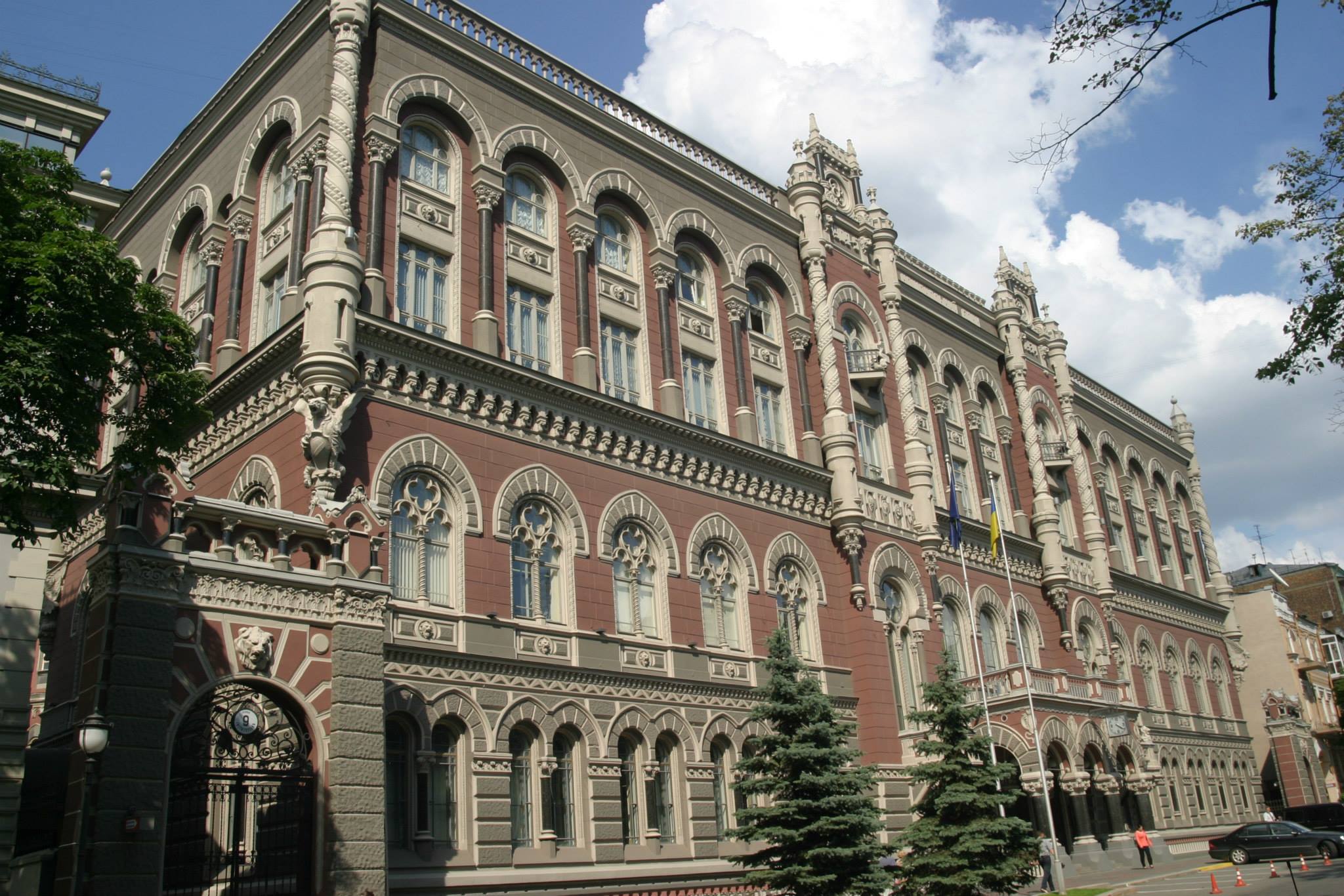 Национальный банк снизил курс гривны