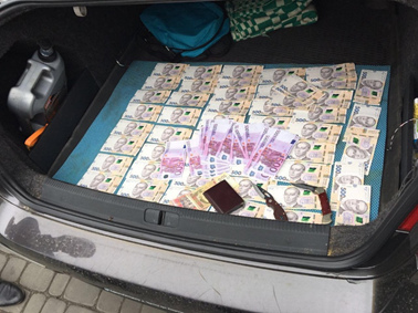 Столичного следователя поймали на взятке в 270 тыс. грн