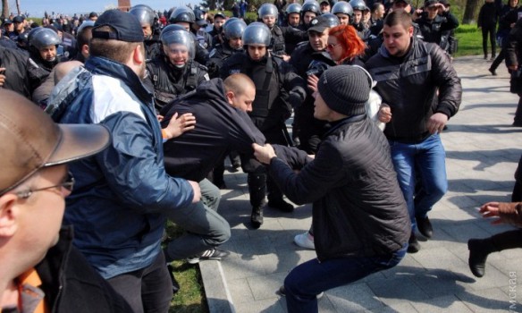 В Одессе произошла потасовка между националистами и их оппонентами: ФОТО