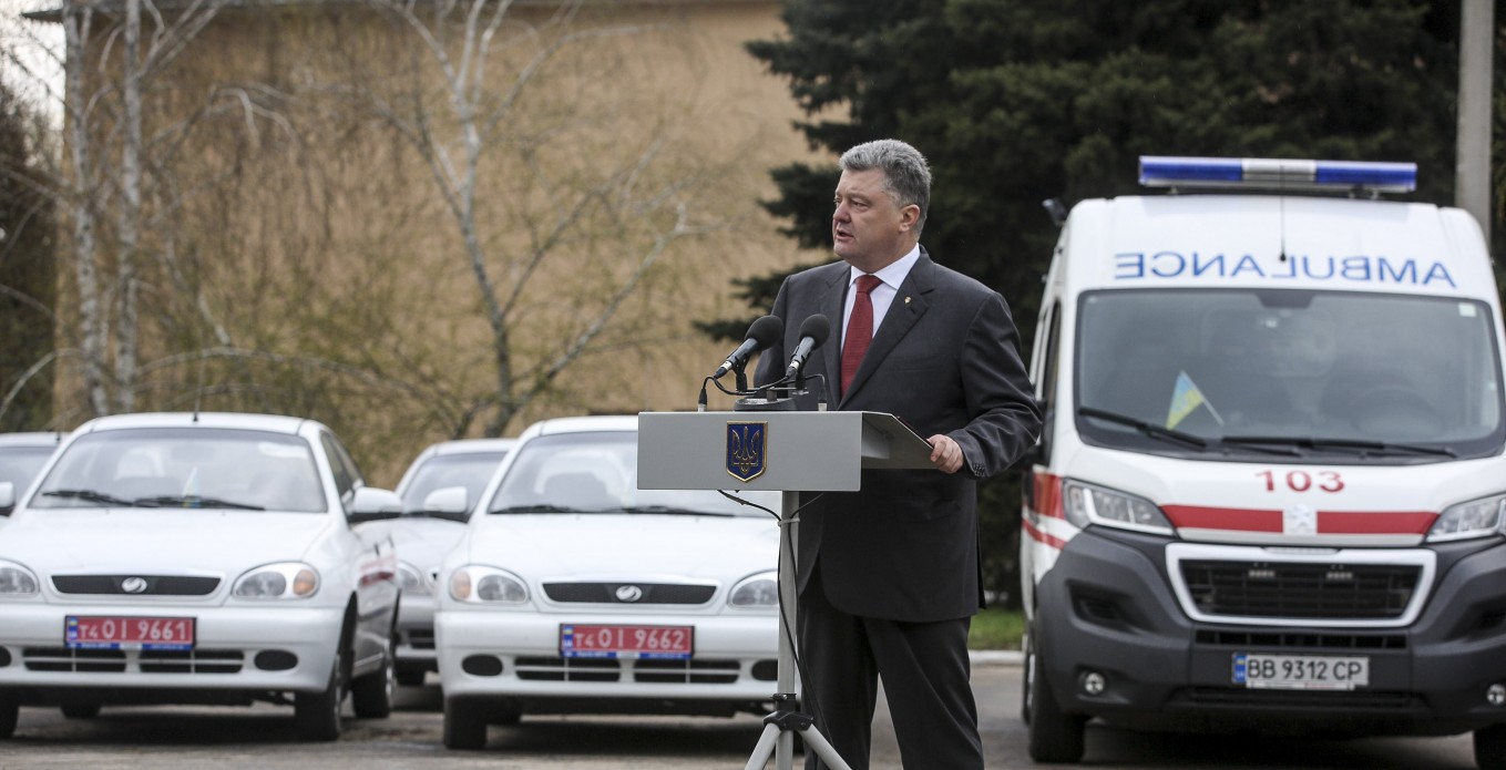 Президент передал Луганской области новые машины скорой помощи