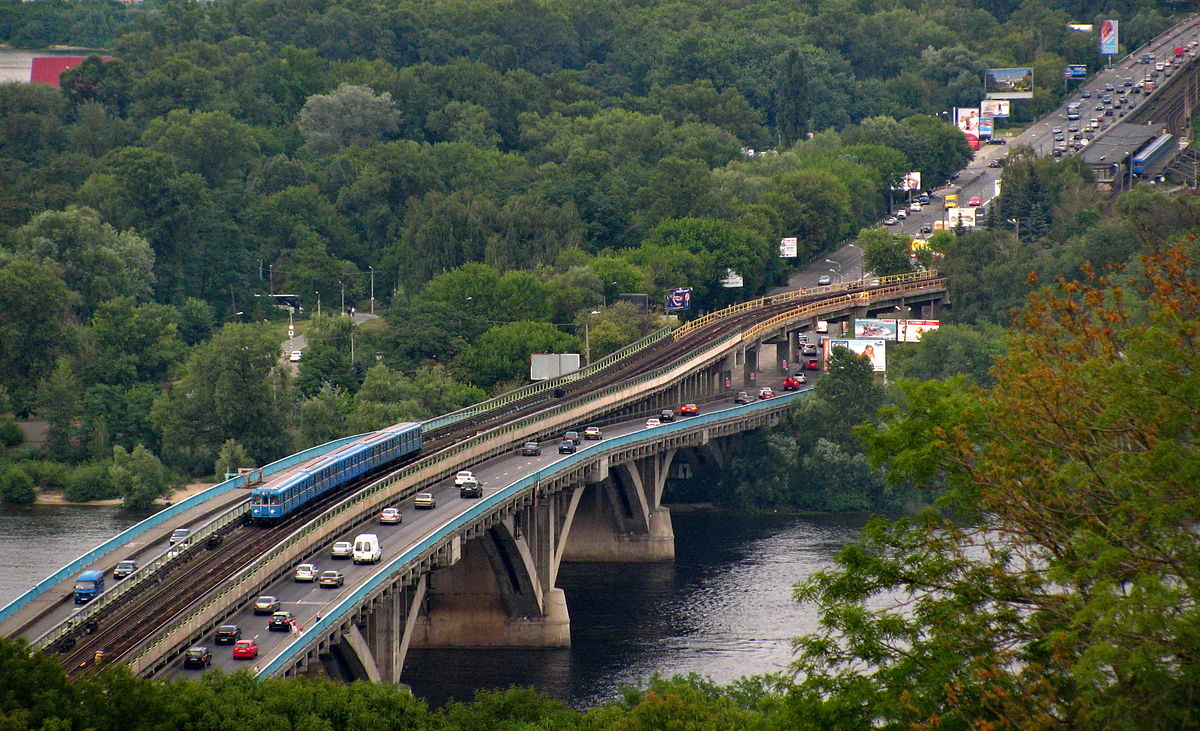 В Киеве на мосту Метро частично ограничат движение транспорта