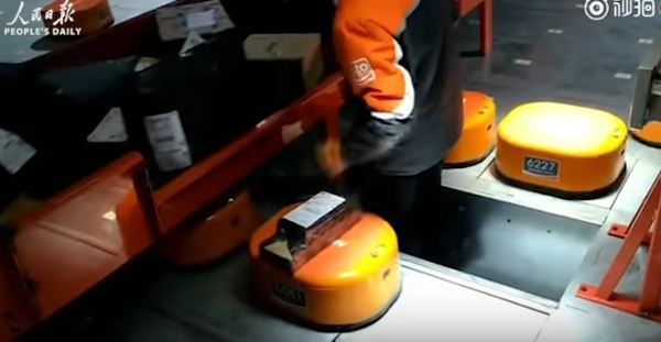 В Китае работников заменили роботами: опубликовано видео