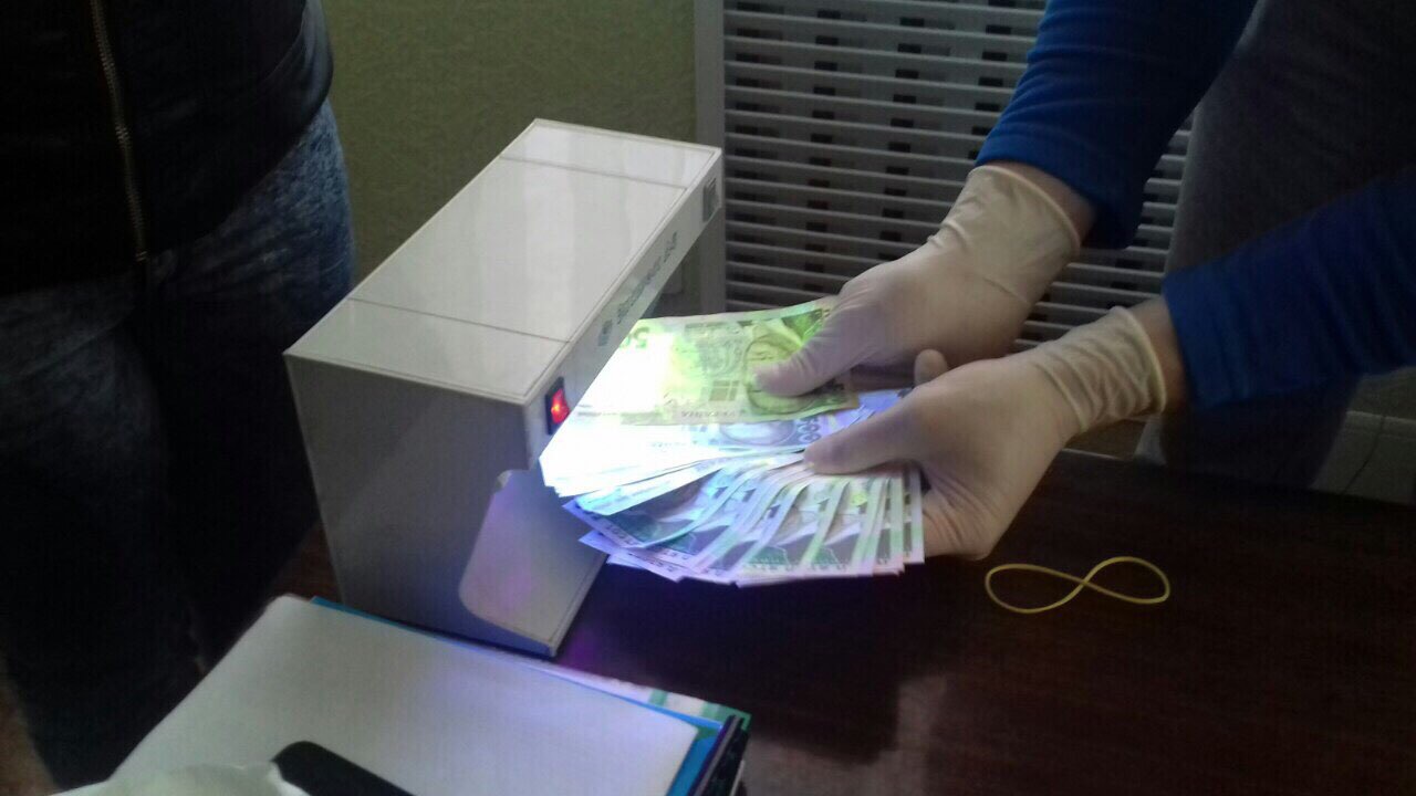 На Сумщине заммэра требовала 27,5 тыс. грн 