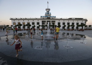 Власти Киева рассказали, когда откроют обновленную Почтовую площадь