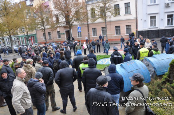 После столкновений под тернопольским горсоветом двое депутатов попали в больницу
