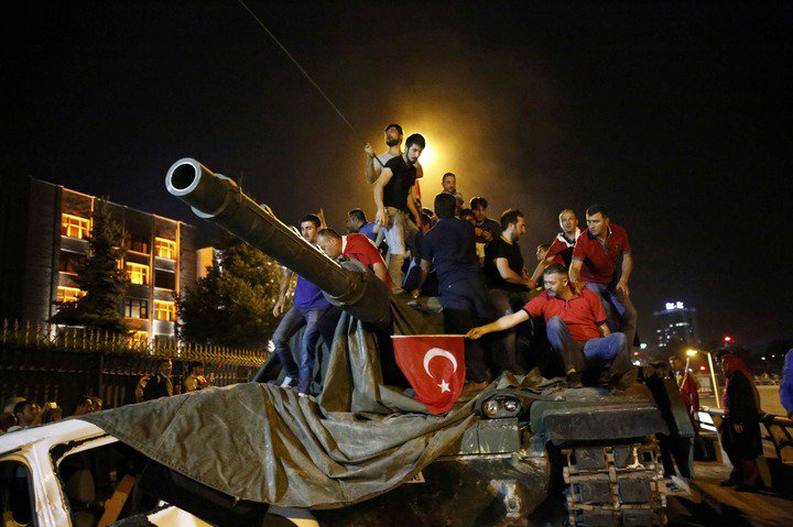 В Турции за неделю задержаны более 1 тыс. человек за связи с Гюленом
