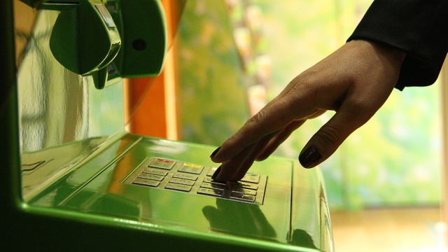 Злоумышленник «обчистил» банкомат на огромную сумму. Опубликовано видео