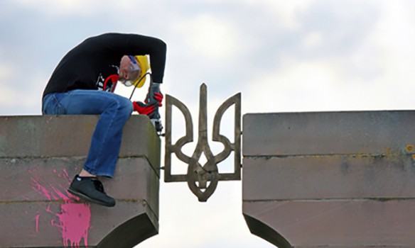Польские националисты разобрали памятник воинам УПА. ФОТО