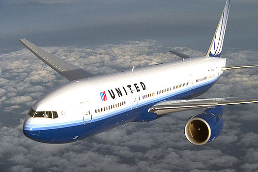 Скандальная United Airlines выплатит компенсацию снятому с рейса пассажиру