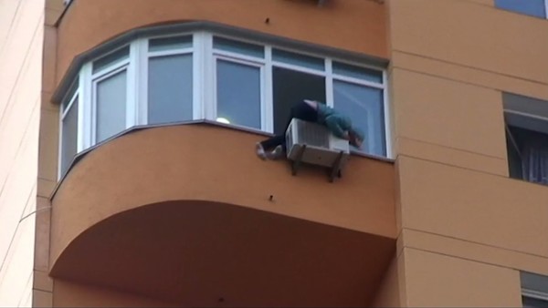 В Киеве кондиционер спас жизнь девушке. Опубликовано видео