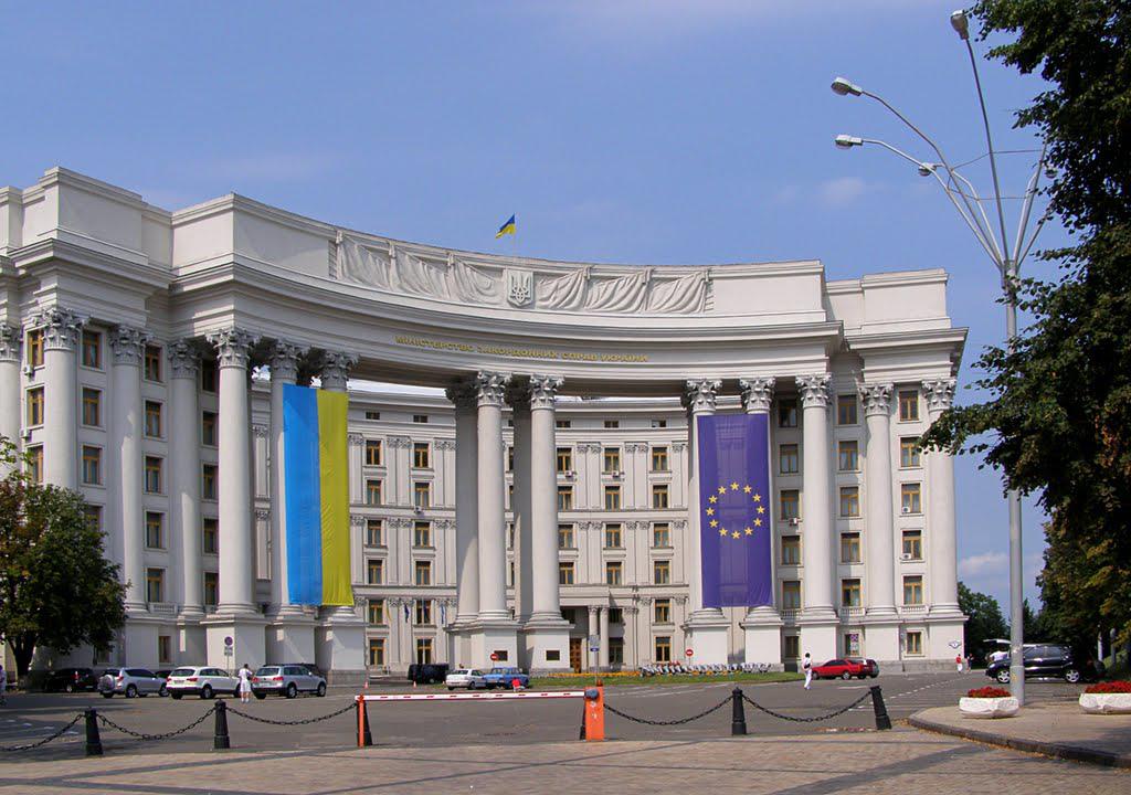 Украинцы смогут уточнить условия и порядок безвизовых поездок в МИД