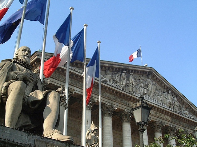 Правительство Франции подало в отставку из-за Макрона
