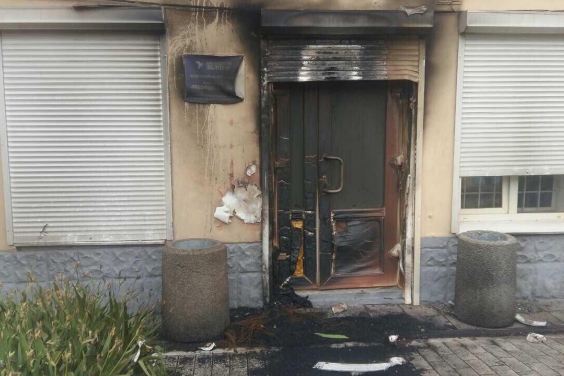 Ночью сожгли еще два офиса Оппозиционного блока. ФОТО