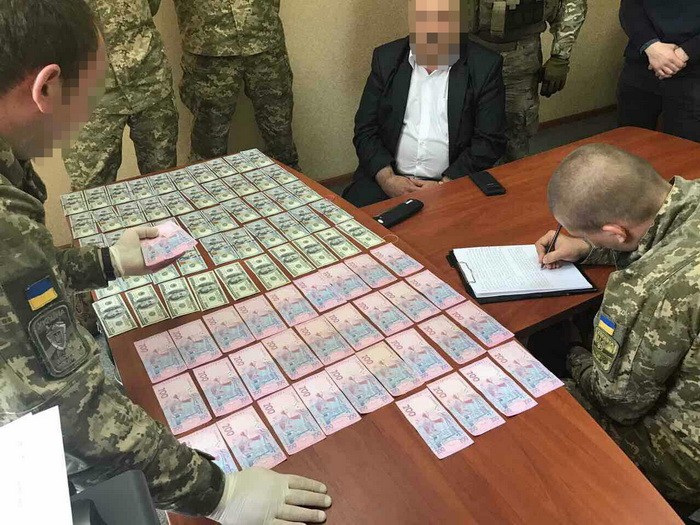 В Рубежном задержали предпринимателя, который пытался дать взятку прокурору 