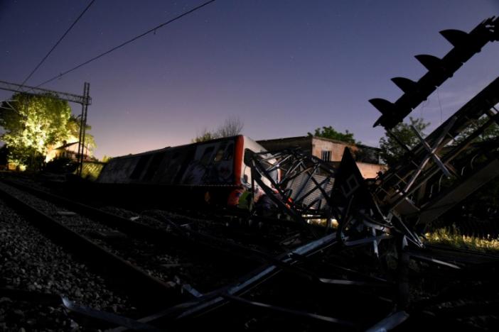 ЧП в Греции: поезд сошел с рельсов и врезался в жилой дом